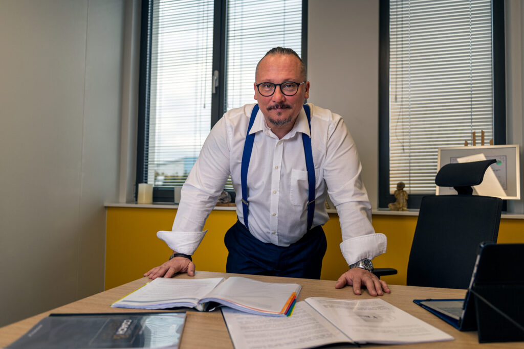 Sebastian Dutkiewicz przy biurku